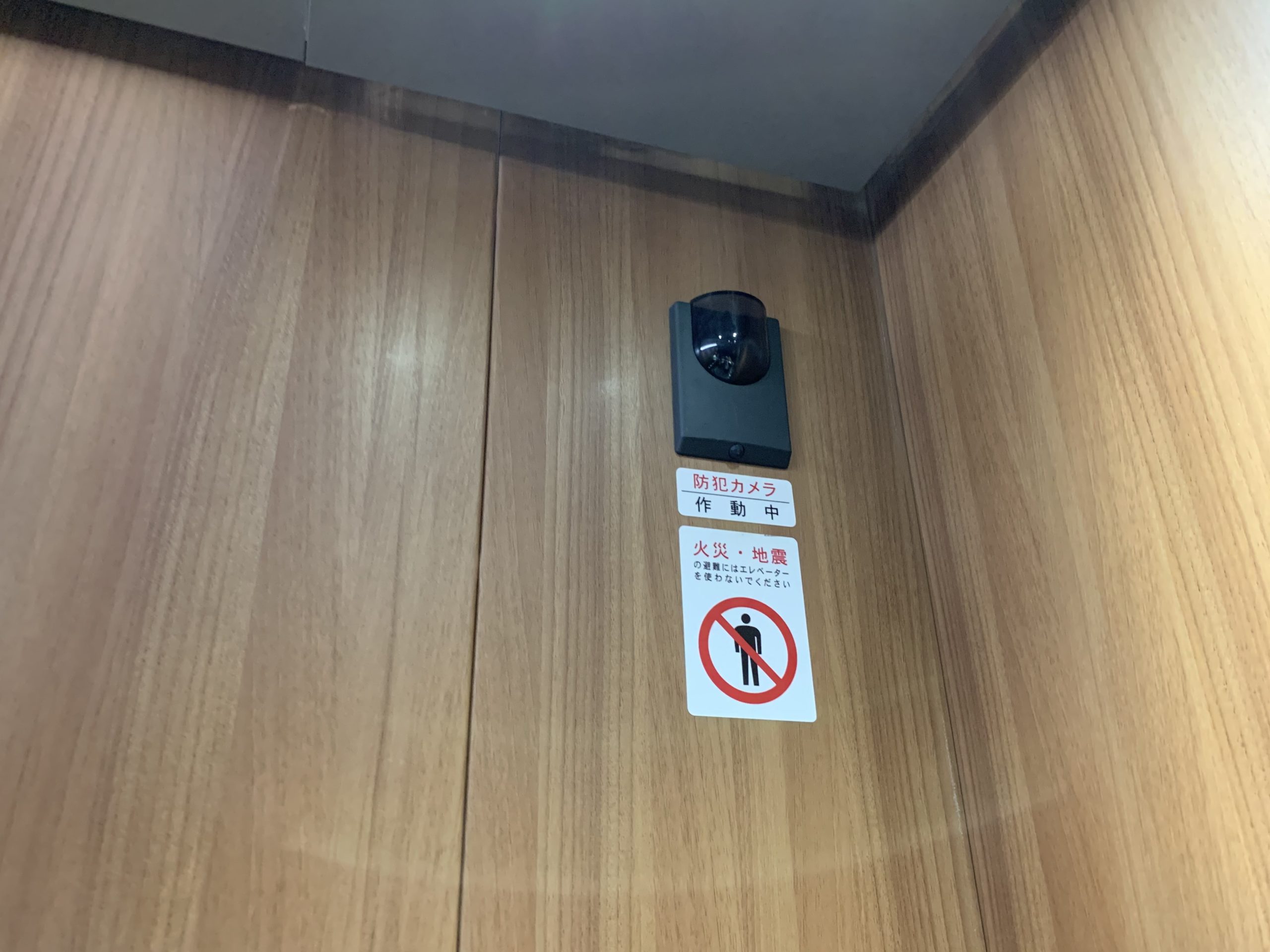 プレミスト梅田NORTH　エレベーター内防犯カメラ