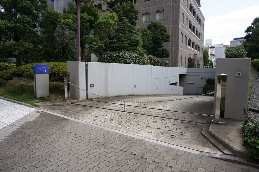 OAPレジデンスタワー西館 駐車場の入口