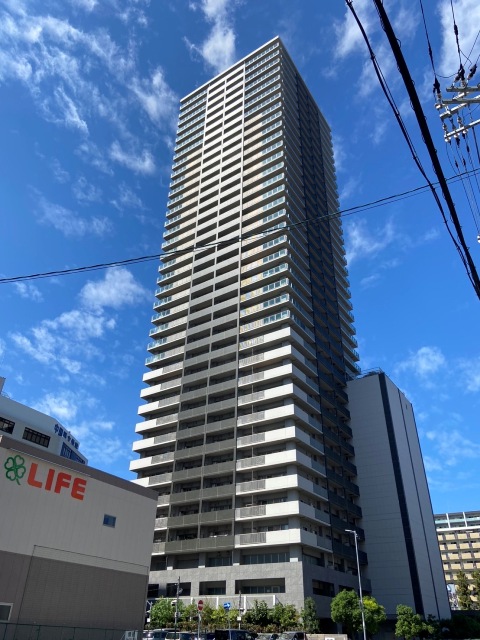 ローレルタワー梅田外観